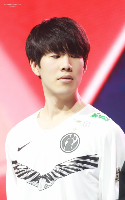 连续参加多场比赛（Multi-tabling）的精力分配技巧。（多桌同时参赛的精力管理策略）