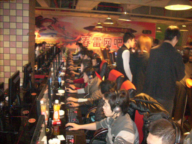 扑克中的心理博弈核心（扑克心理战的关键要素）